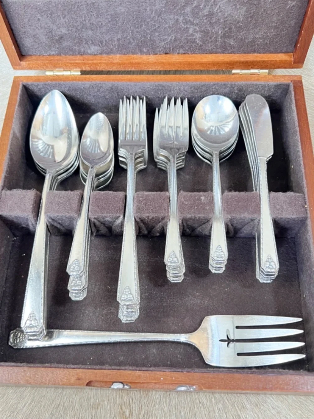 Oneida Silver Prestige 1945 'Bordeaux' Silverplate 43-Piece Flatware Set w/ Box